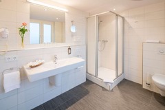 Guest room bath