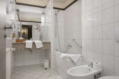 Guest room bath