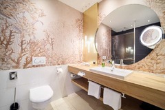 Guest room bath