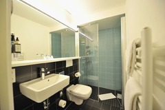 Guest room bath