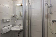 Guest room bath