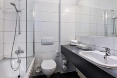 Guest room bath