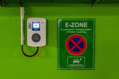 Die Elektroladestation im Maritim Hotel Bonn ermöglicht Gästen das Laden ihres Elektroautos direkt vor Ort. Ideal für nachhaltiges Reisen und komfortable Mobilität.