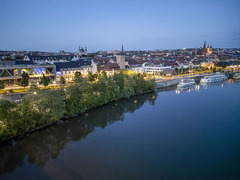 Außenansicht Maritim Hotel Würzburg am Fluss neben dem Kongresszentrum