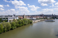 Außenansicht Maritim Hotel Würzburg am Fluss neben dem Kongresszentrum