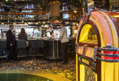 Elegante Innenansicht der Bar im Maritim Hotel Köln, ausgestattet mit einer juke box