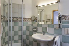 Guest room bath
