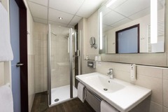 Guest room bath