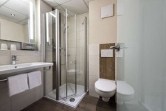 Guest room bath
