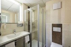 Guest room bath