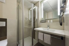 Guest room bath