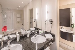 Guest room bath