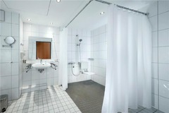 Guest room bath