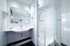 Guest room bath