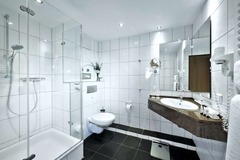 Guest room bath