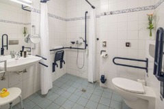 Mobility accessible guest room bath