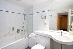 bathroom with bathtube