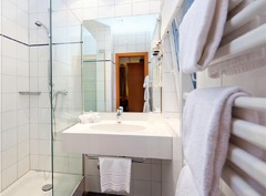 Guest room bath