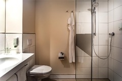 Guest room bath