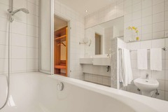 Guest room bath