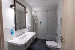 Guest room bath