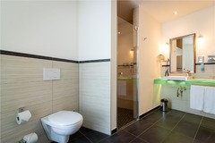 Guest room bath