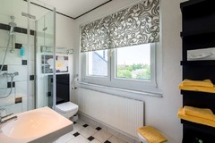 Guest room bath