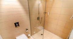 shower single room with Queensize bed