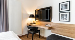desk and TV, Komfort-Plus-double room