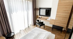 desk and TV,  Komfort-Plus-single room