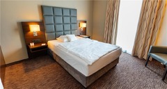 bed single room with Queensize bed