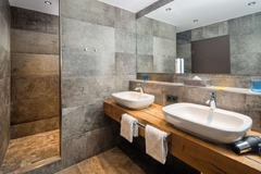 Guest room bath