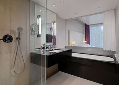 Suite bathroom