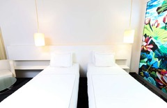 Guest room twin