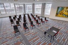 Seo Theater hinter Moderator oben seitlich