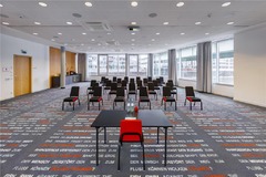Seo Theater hinter Moderator mittig