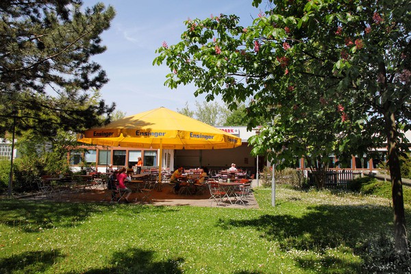 Restaurant Sportpark: Der Biergarten mit Blick aufs Naherholungsgebiet