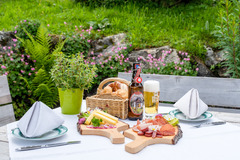 Bergfrühstück auf der Weltcup-Hütte.