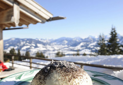 Germknödel mit Vanillesoße und Mohn.
