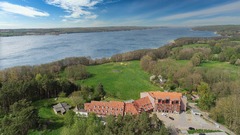 Lage am Tollensesee, inmitten der Mecklenburgischen Seenplatte