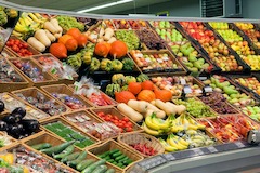 VITAMINE IN IHRER SCHÖNSTEN FORM
Unsere Obst- und Gemüseabteilung lässt keine Wünsche offen: Regionale und überregionale Produkte, täglich frisch und richtig gesund. Von ganzjährigen Gemüsesorten bis hin zu süßen saisonalen Früchten bieten wir Ihnen alles