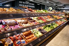 Obst und Gemüse
Täglich werden wir von EDEKA sowie von ausgewählten regionalen Partnern mit erntefrischen Spitzenprodukten beliefert. Besonders stolz sind wir auf unsere große saisonale Auswahl. Neben regionalen Highlights finden Sie bei uns auch saftige 