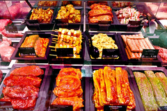 Frischetheke
An unserer Frischetheke berät Sie unser fachkundiges Team gerne persönlich. Freuen Sie sich auf hochwertige Fleisch– und Wurstspezialitäten, aromatische Käsevariationen, fangfrischen Fisch sowie ausgewählte Antipasti. Für den schnellen Genuss