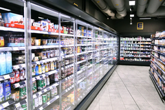 Molkereiprodukte-abteilung
In unserer Molkereiprodukteabteilung erwartet Sie die ganze Vielfalt aus Milch und pflanzlichen Alternativen. Ob Joghurt, Pudding, Desserts, Milchdrinks, Käse, Kefir, Trinksauermilch, Quark oder Schmalz – die Auswahl ist ebenso 