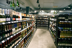 Wein und Spirituosen
Entdecken Sie unser umfangreiches Wein- und Spirituosensortiment für jeden Geschmack. Von unkomplizierten Einstiegsweinen über vollmundige Genussweine bis hin zu erlesenen Premiumweinen finden Sie bei uns eine sorgfältig zusammengeste