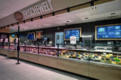 Frischetheke
Qualität, Frische und Sicherheit bei der Herkunft: Gerne überzeugen wir Sie mit besten Produkten bei Fleisch- und Wurstspezialitäten in vertrauter Gutfleisch-Qualität. Zudem führen wir Schweinefleisch mit „Hofglück“-Zertifizierung sowie eine 