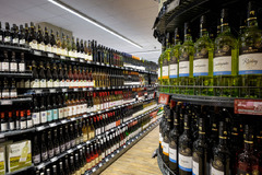 Getränke
In unserer Getränkeabteilung finden Sie ein umfassendes Sortiment an alkoholischen und nichtalkoholischen Produkten: Wasser, Limonaden, Fruchtsäfte, Softdrinks, Bier, Wein und Spirituosen.

Weinkennern fällt die Auswahl schwer bei über 700 Sorten