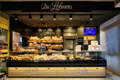 Bäckerei Lohner
Besuchen Sie die Bäckerei Lohner in unserem Markt und genießen Sie frisches Brot, Brötchen, Kuchen, Gebäck, herzhafte und süße Snacks, Kaffeespezialitäten und kalte Getränke.