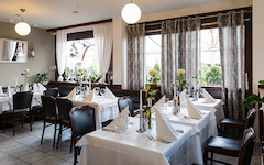 Unser Restaurant

Herzlich Willkommen in Ihrer Taverna der Grieche.
Genießen Sie Ihr Mittag- oder Abendessen in einer stimmungsvollen, eleganten Umgebung, die zum Verweilen und Wohlfühlen einlädt.
Lassen Sie sich verwöhnen und Ihren Aufenthalt zu einem ku