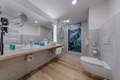 Guest room bath
